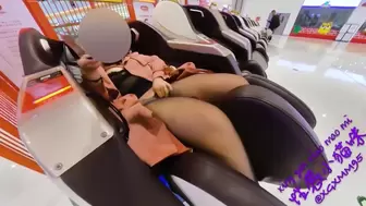【Expose】Masturbating on a massage chair in a shopping mall