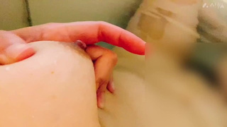 【素人撮影】おっぱ◯オナニー お風呂場で急におっぱ◯いじり 乳首勃起