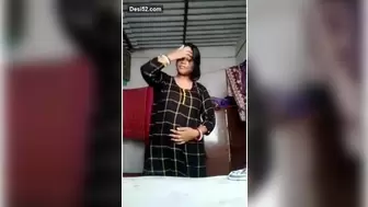 Srilankan Tamil Skank Madhu Shows Her Enormous Tits