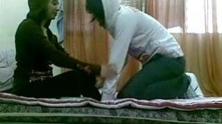Fatin - Dua-dua pakai hoodie masa main